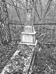 Могила, в якій поховані святкові  янголи з родини Козачих:  Дуся (1919 р. н.), Ваня (1923 р. н.),  Гриша (1925 р. н.). Саме в їхній хаті було знайдено унікальне  фото плоту перед відплиттям.