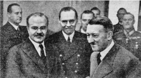 В’ячеслав Молотов та Адольф Гітлер під час переговорів в імперській канцелярії (фото з радянської газети «Правда»).