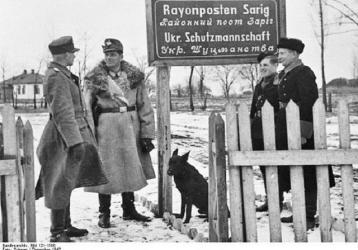 Німецький гауптвахмістр та українські поліцаї. Село Заріг Полтавскої області, 1942 рік.
