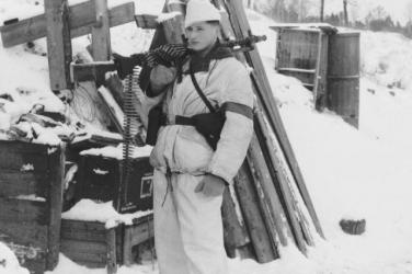 Німецький кулеметник у зимовому камуфляжі.