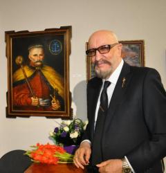 Микола Підгорний біля своєї роботи «Іван Мазепа», яка нині вважається  найкращим портретом гетьмана в Україні.
