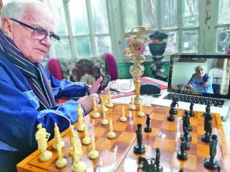 «Онлайн» майстер-клас проводить для Германа Юрченка майстер спорту з шахів Володимир Карпенко.