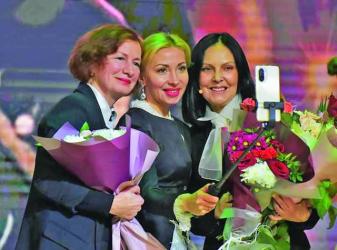 Післяпрем'єрне селфі. Зліва направо: Світлана Кравченко, Олена Шевченко та Катерина Юрченко.