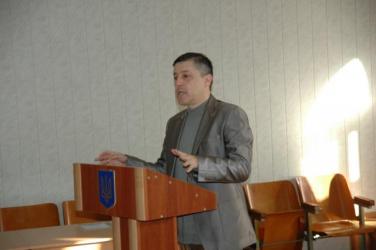Олег Пустовгар читає лекцію працівникам облвійськкомату.